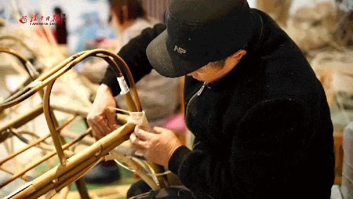 汉中藤编简介秦巴山下,汉江水旁,一根藤条,一把剪刀,指尖纵横的细腻