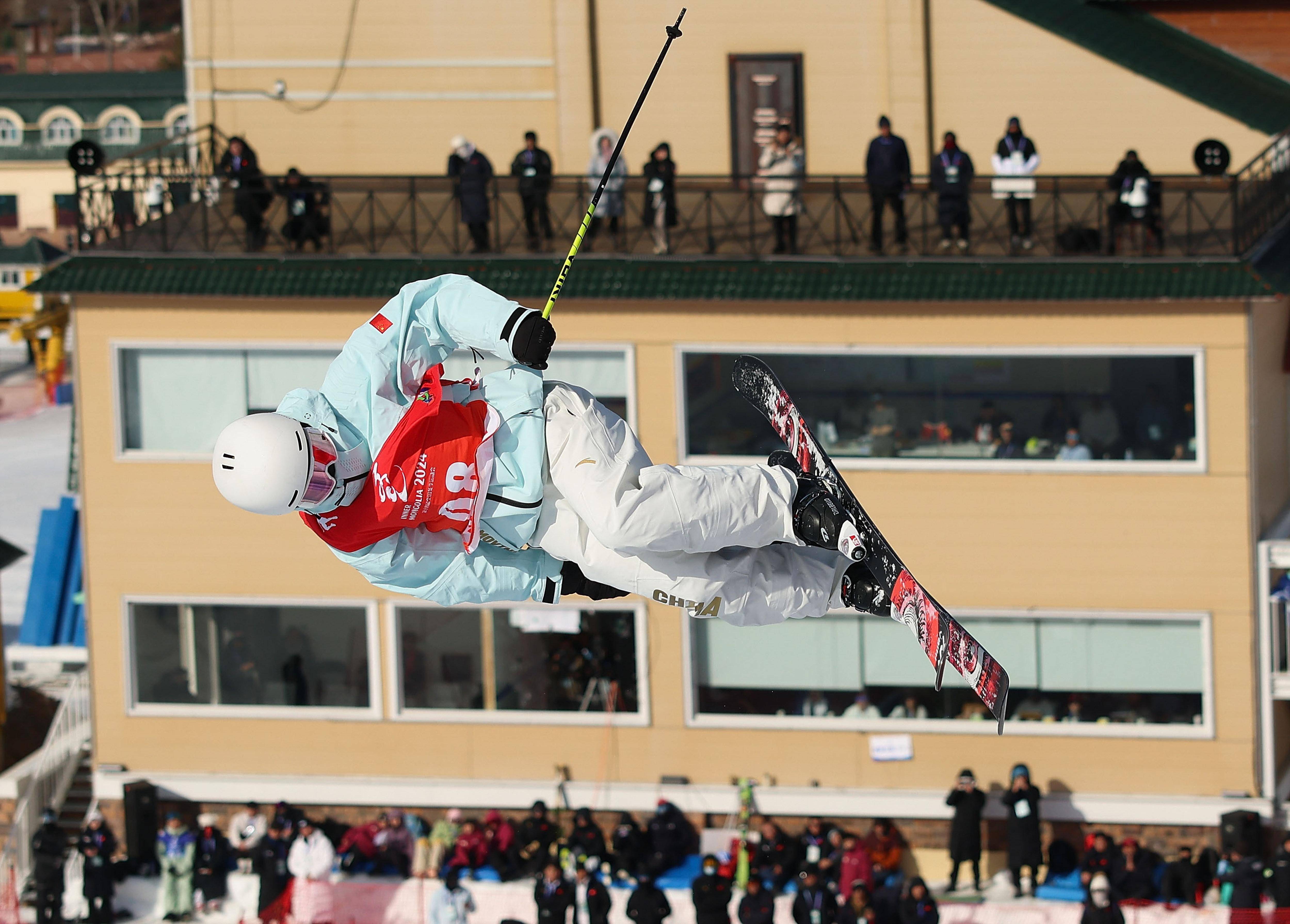 新华社记者 王楷焱 摄2月26日,河北队选手周思雨在比赛中.