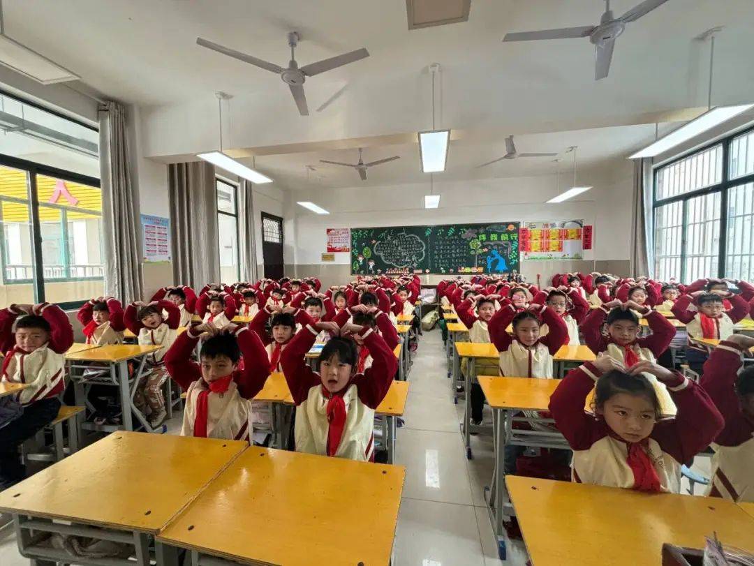 67六安市人民路小学"开学第一课"真精彩_心理_生活_手势