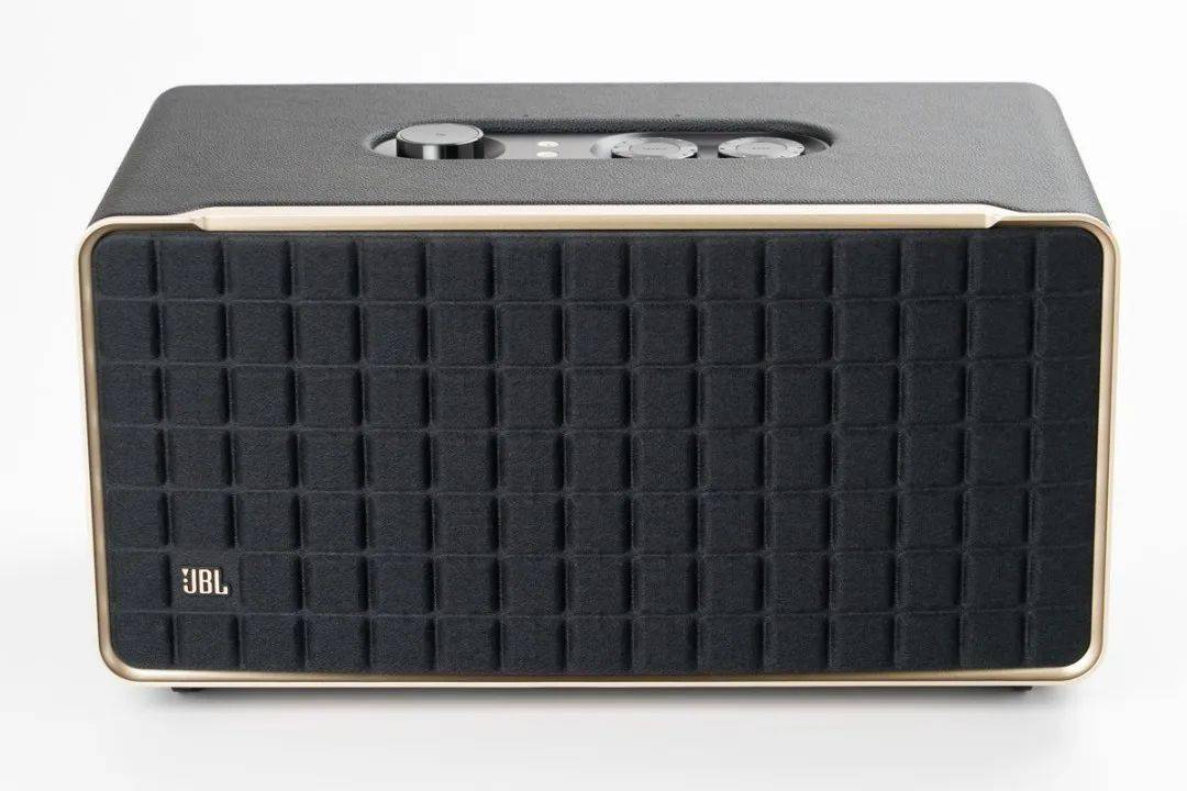 300三款 authentics 家族的音箱大小不同,乃因为其音响配置各不相同