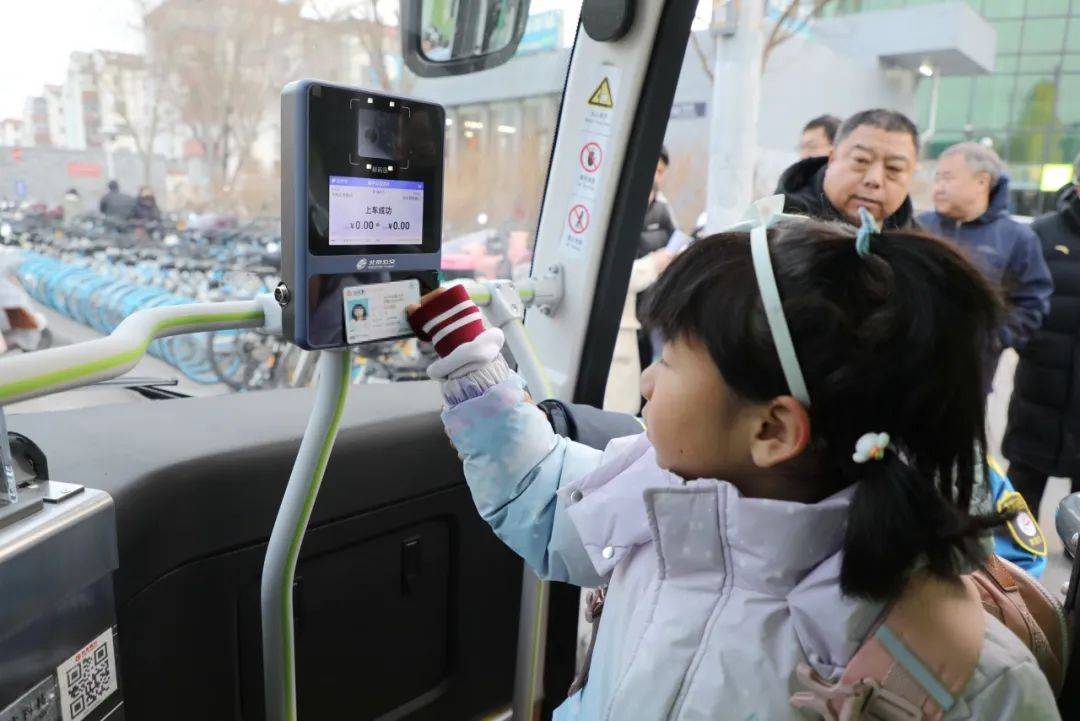 记者同车体验"安心送学路"_家长_孩子_中小学校