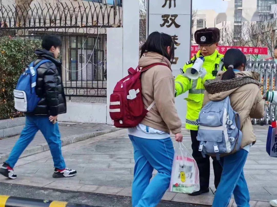 津南交警带着昨晚在葛沽宝辇会执勤安保工作上的洋洋喜气,为同学们送