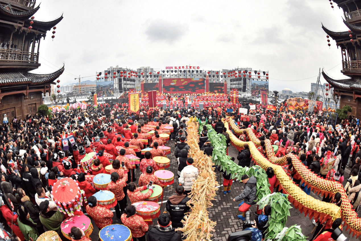 张家界元宵节巡游活动开启.原汁原味的本土节目让市民拍手叫好.