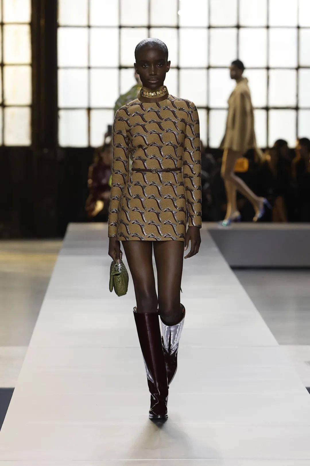 才刚开年,这gucci秀场就带头卷起来了嘞!