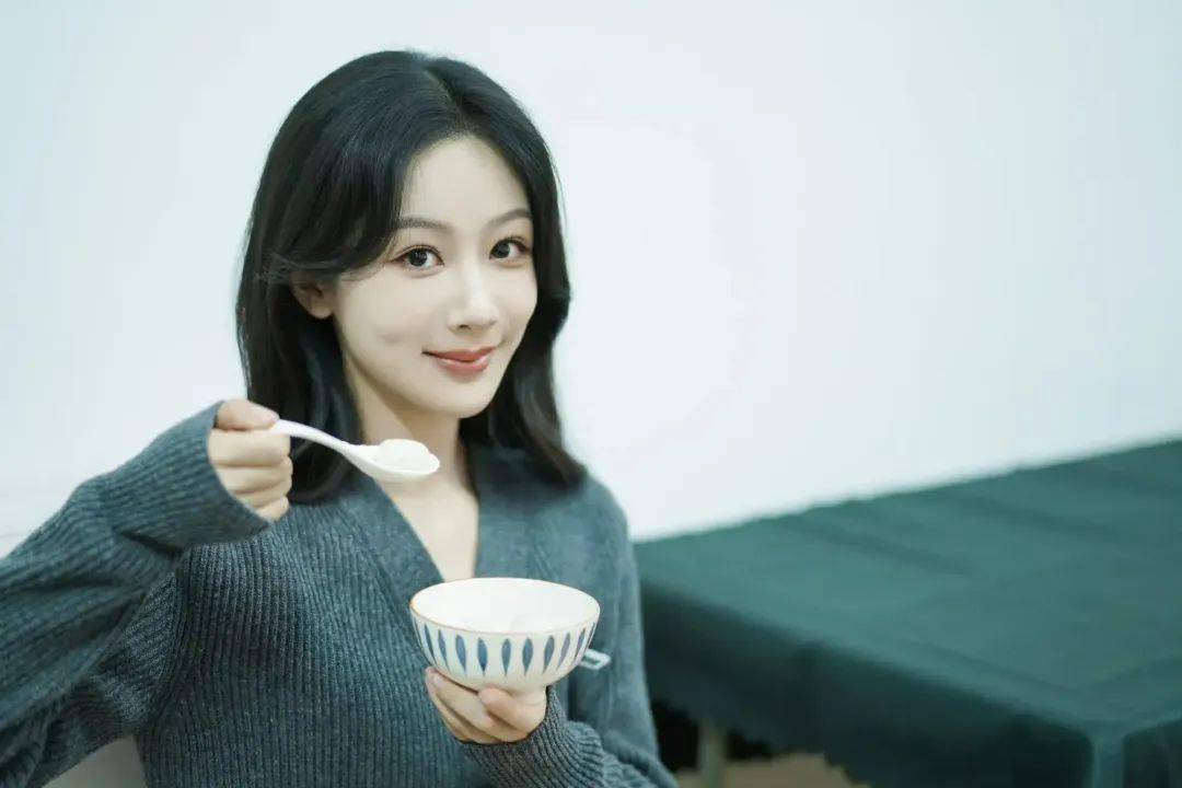 陈乔恩脸肿不对称,杨紫显老,钟楚曦春光满面_状态_旅游_网友