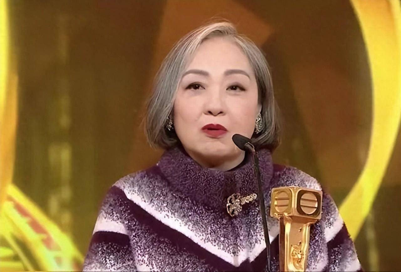 tvb"御用妈妈"卢宛茵自曝被后辈教演戏,对方在片场摆谱讲排场_电视