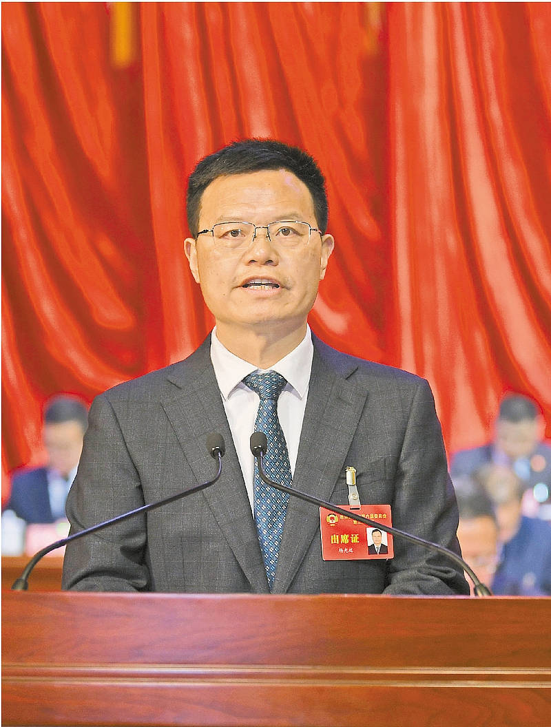 杨光远代表六届委员会向大会作报告(记者 刘 阳 摄)2月26日,政协延安