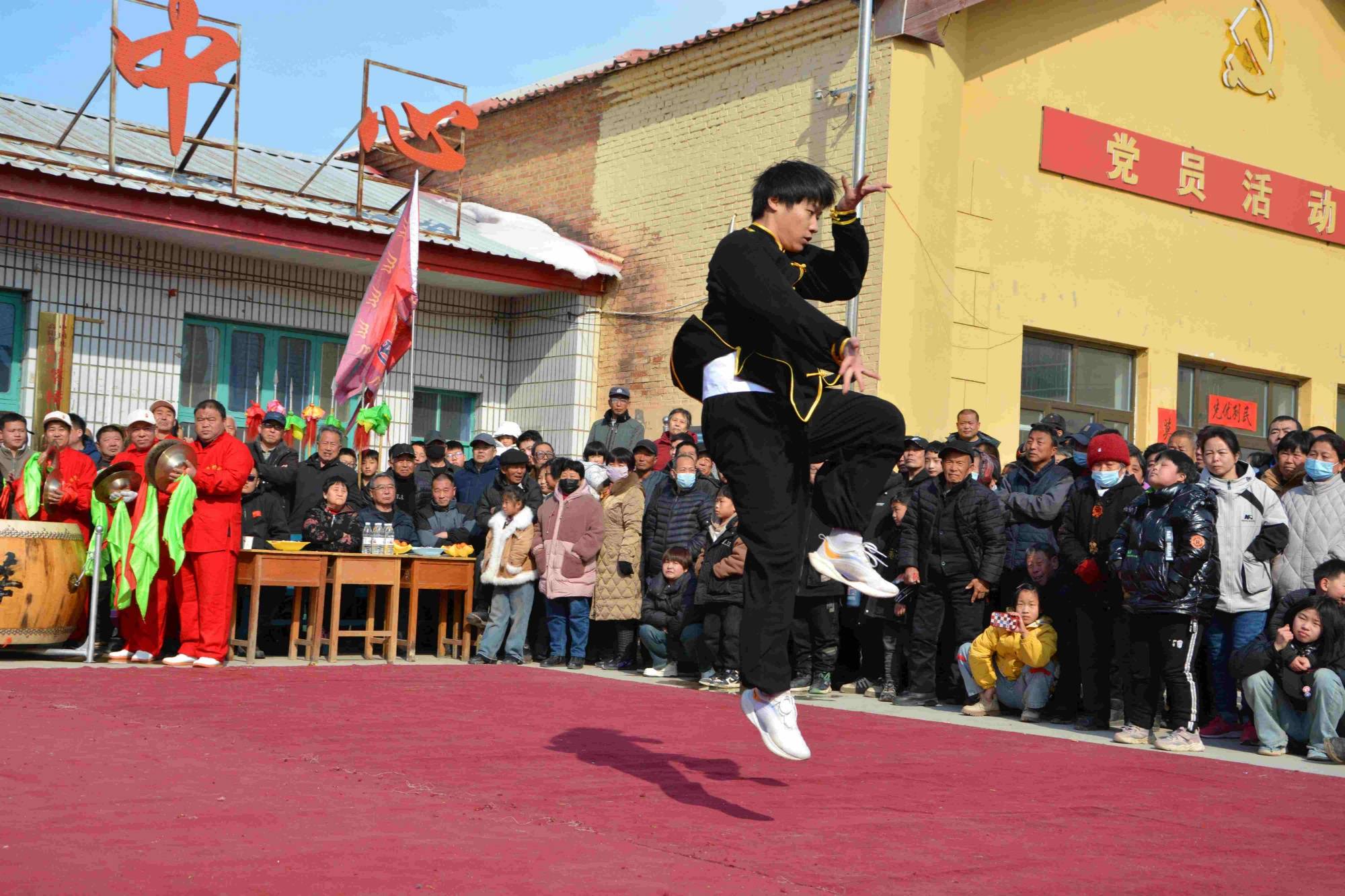 河北高阳:莘桥社火闹元宵百年武术技艺传承不衰_表演_甄亚军_器械