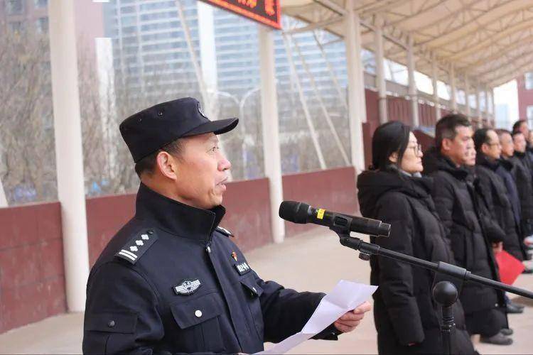 西安市浐灞第二中学召开2024年春季开学典礼暨法治教育第一课_同学