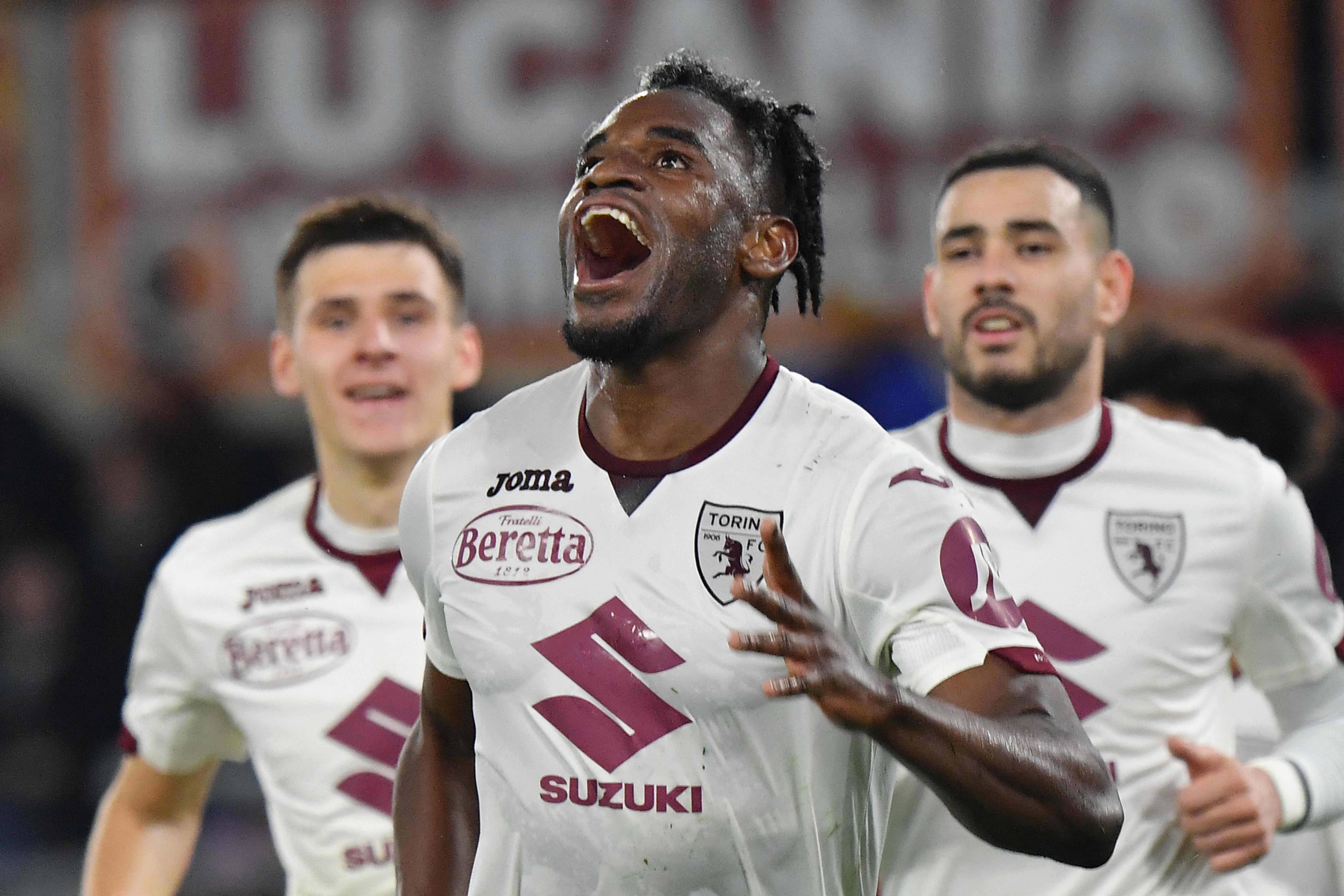 2月26日,都灵队球员萨帕特(中)庆祝攻入球队首球.