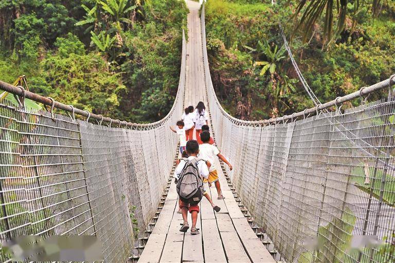 深圳少年向菲律宾学生捐赠学习用具,传授乘法口诀 一场