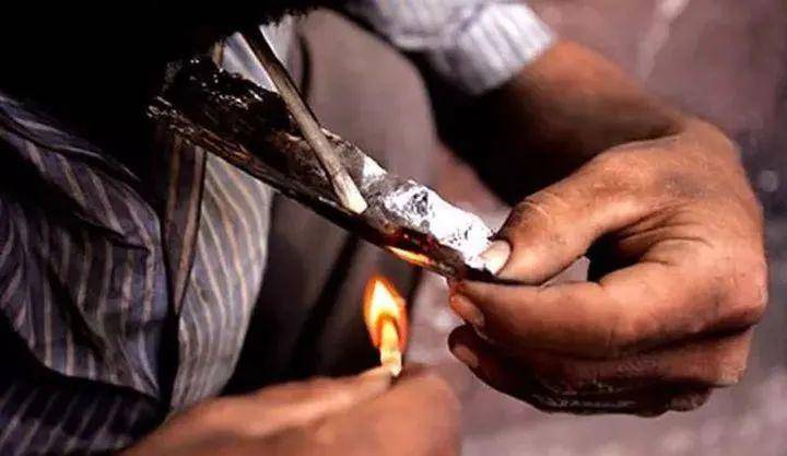 腹股沟处股动脉作为毒品注射部位"药""嗑药""药"一般是指"摇头丸"或