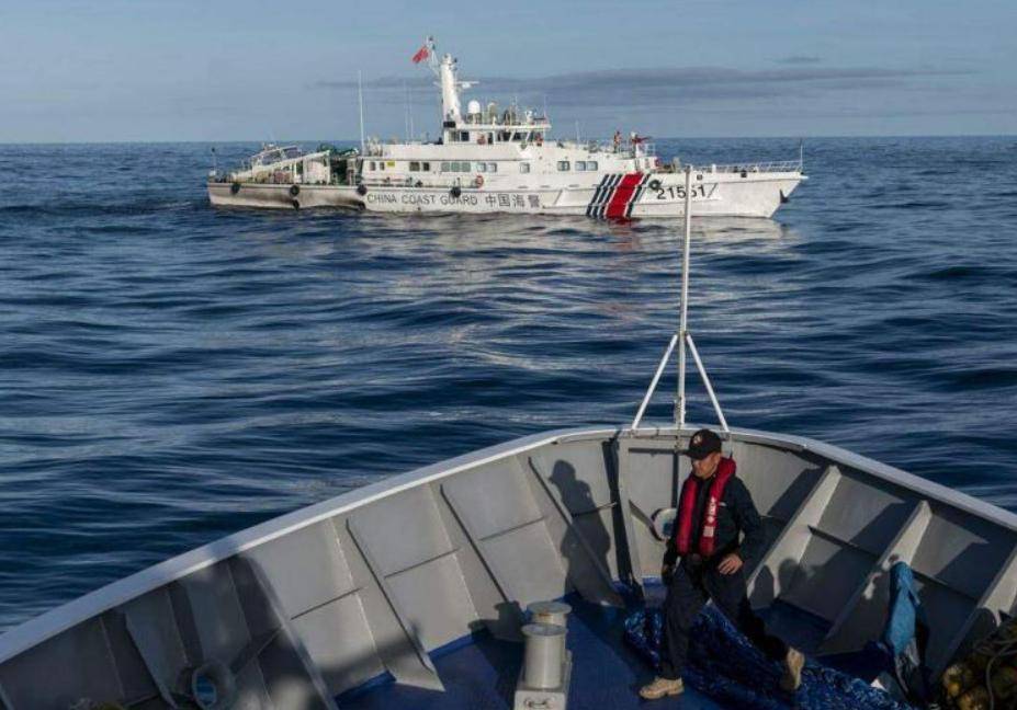 其实,在大家的目光被金门渔船惨案吸引的时候,菲律宾就连续两天在黄岩