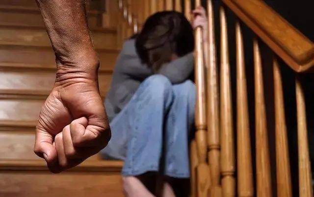 云南女子被家暴时尿失禁,丈夫踩到尿滑倒,女子趁机反