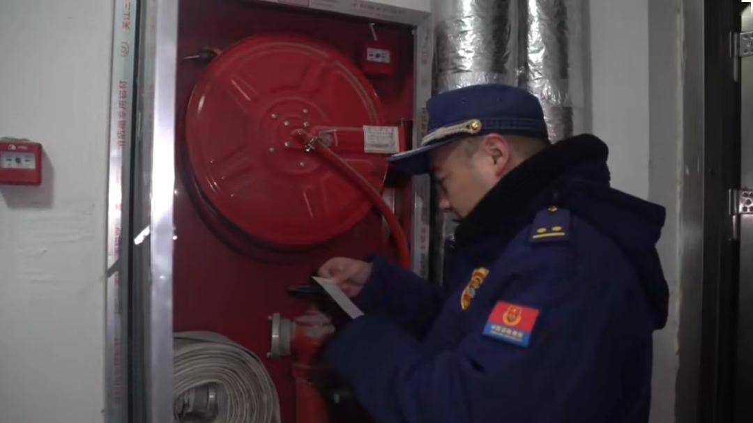 存在问题消防控制室值班人员未取得职业资格证书,室内消火栓玻璃损坏