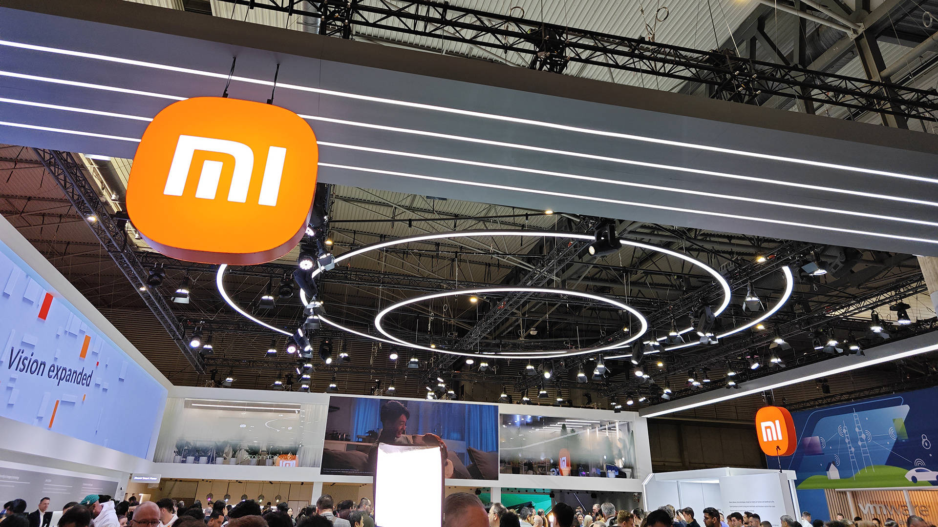 mwc 2024:小米展台直击 小米14 ultra以及小米su7汽车均亮相