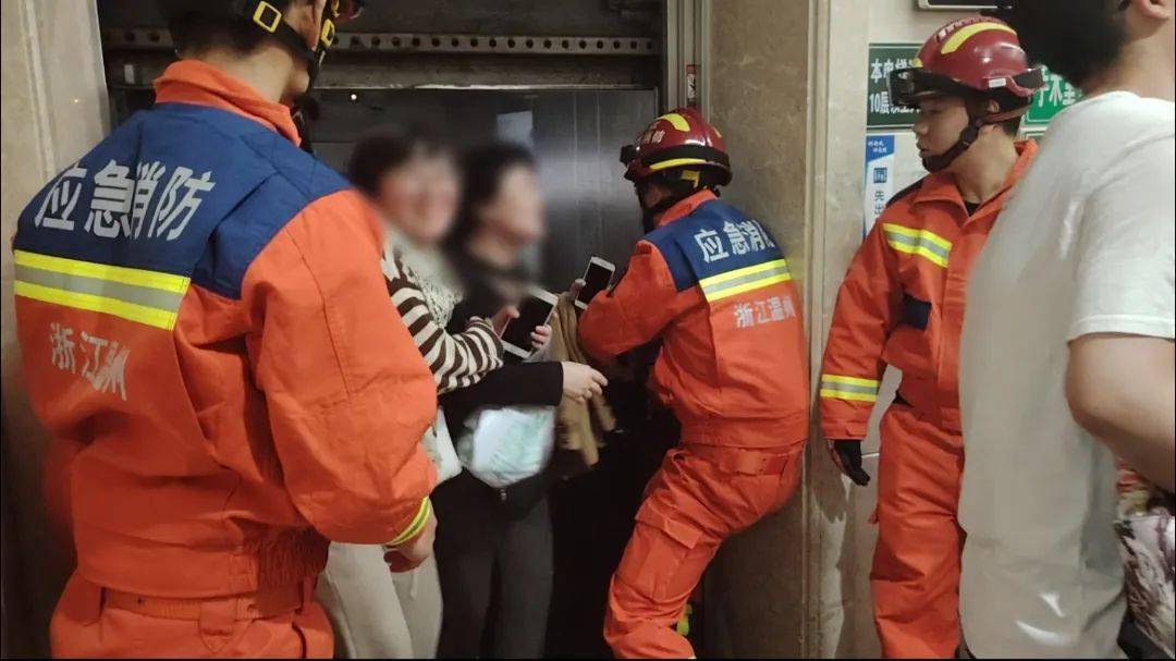 医院惊魂!23人被困有人身体不适,只因它"罢工"_电梯_攻坚_人员