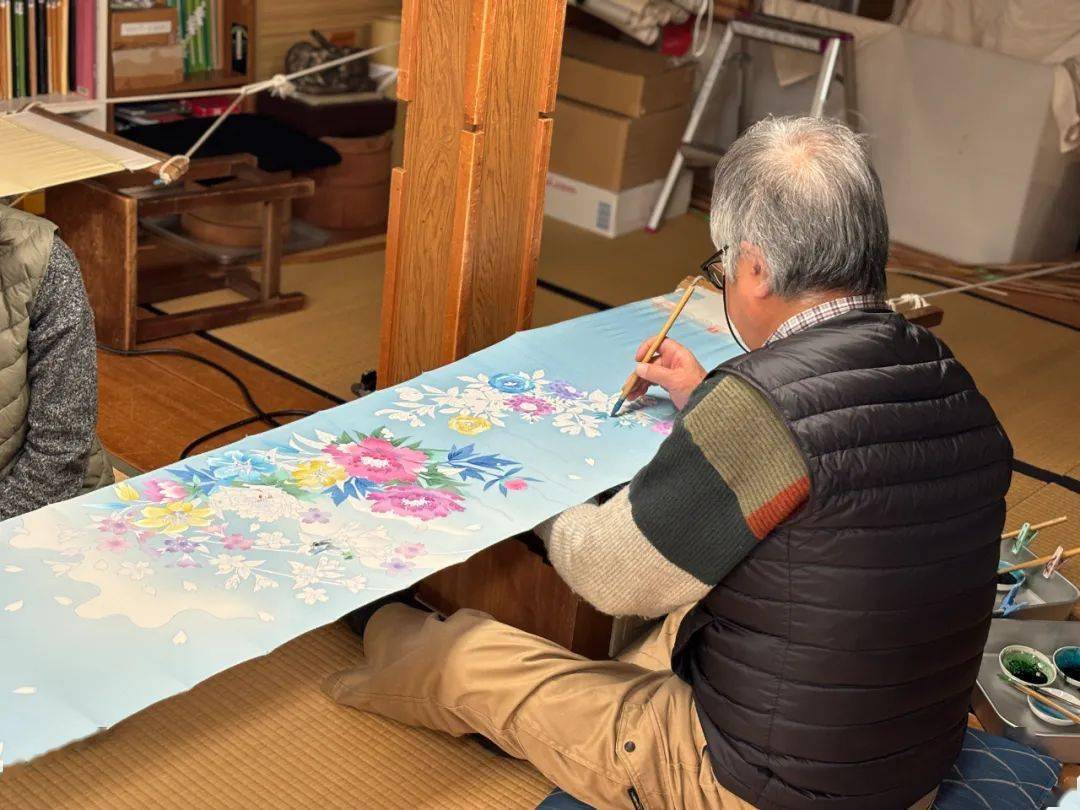参观加贺友禅每田染画工艺,了解加贺友禅的制作技法和流程.