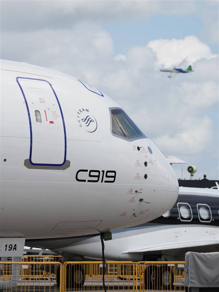 c919机内讲解员,东航客舱部客舱经理胡虹表示,登机参观者还有来自飞机