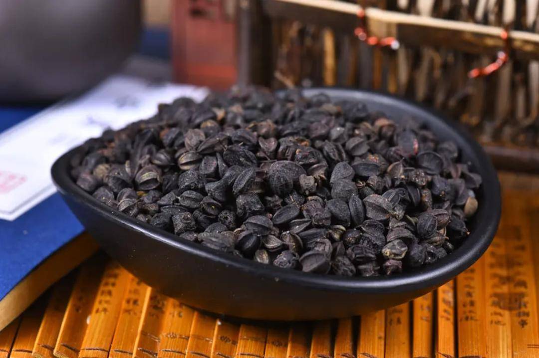 有效成分:含刺五加苷a,b,c,金丝桃苷,香豆素,咖啡酸,绿原酸等.