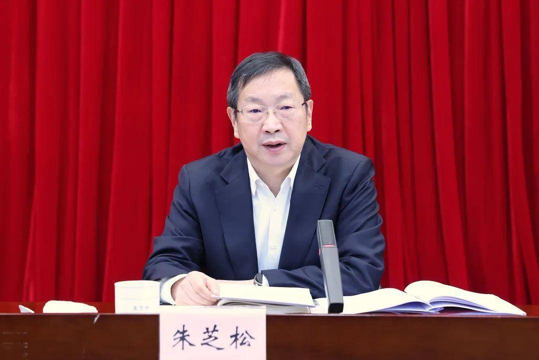 朱芝松代表区委,区政府向辛勤工作在人民武装战线的同志们致以诚挚