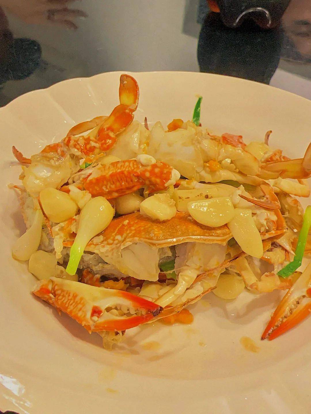 走进位于澳头村的大厝宅海鲜馆,迎面而来的鲜滋味,能馋坏远道而来的