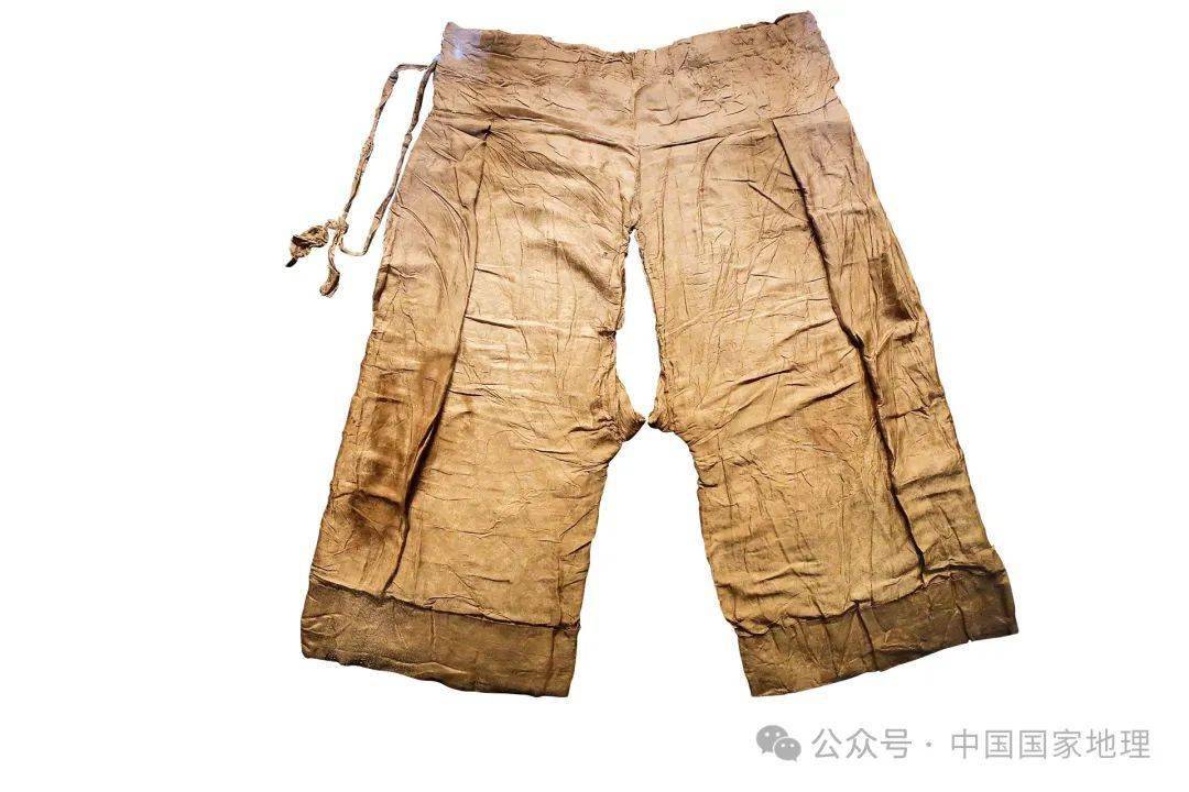 亵衣有时也指家居所穿便服,彻底贴身的则叫"衷",强调"穿在衣服内部"