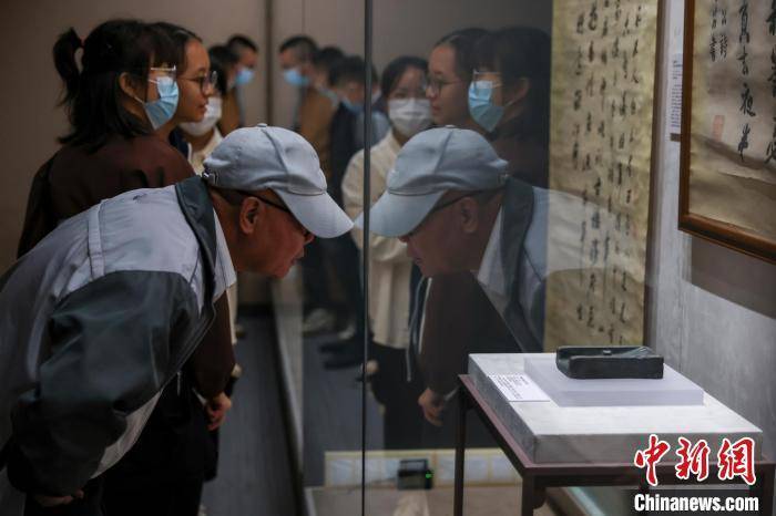 骆云飞 摄展览中还有一组不同年代的《东坡笠屐图》,有明代孙克弘画轴