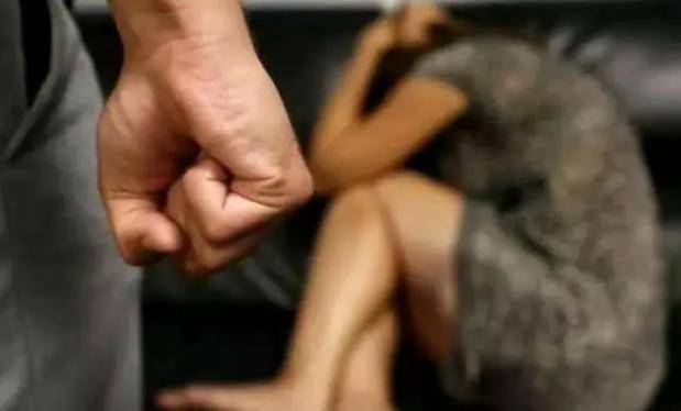 云南女子被家暴时尿失禁,丈夫踩到尿滑倒,女子趁机反