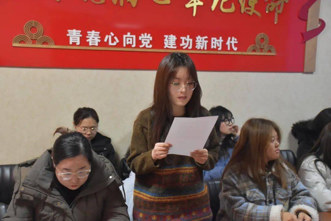 会上,"返家乡"社会实践大学生冯于墨,赵凡,杨碧珺作为代表分享了在