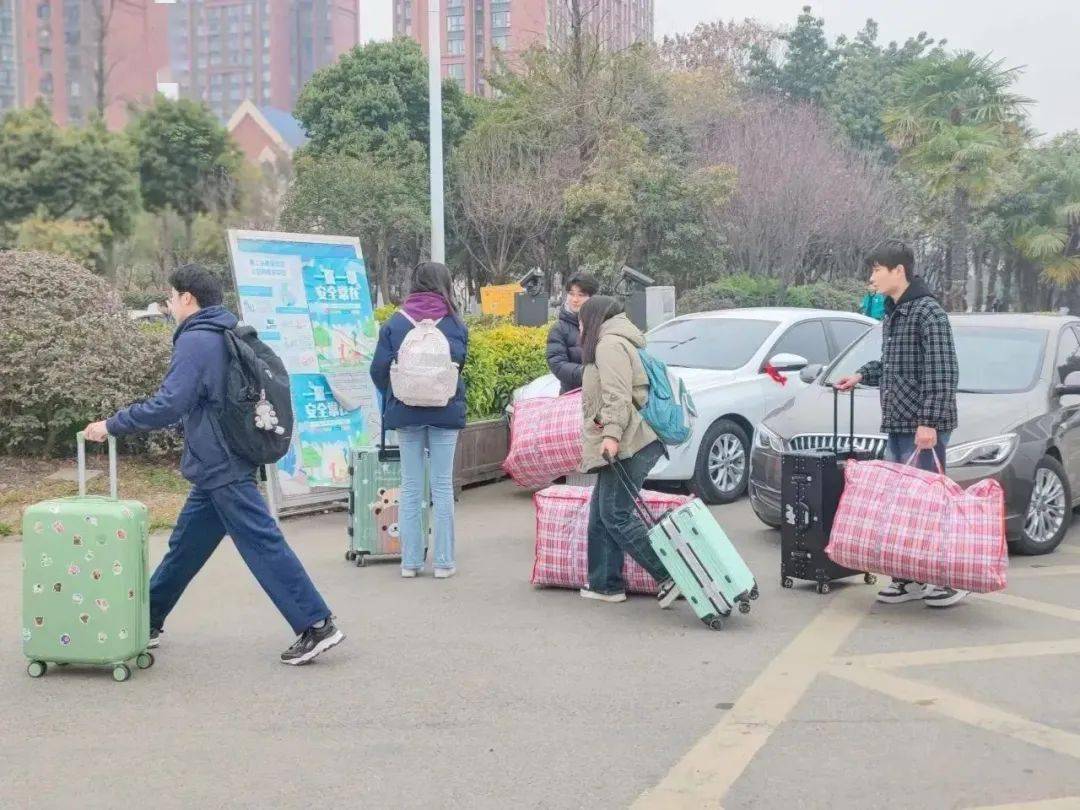 同学又相逢在美丽的校园带着新的憧憬和祈盼微雨润万物,和风抚心田新