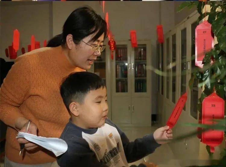 丰富多彩的灯谜吸引了干部职工和假期的学生积极参与,大家兴致勃勃地