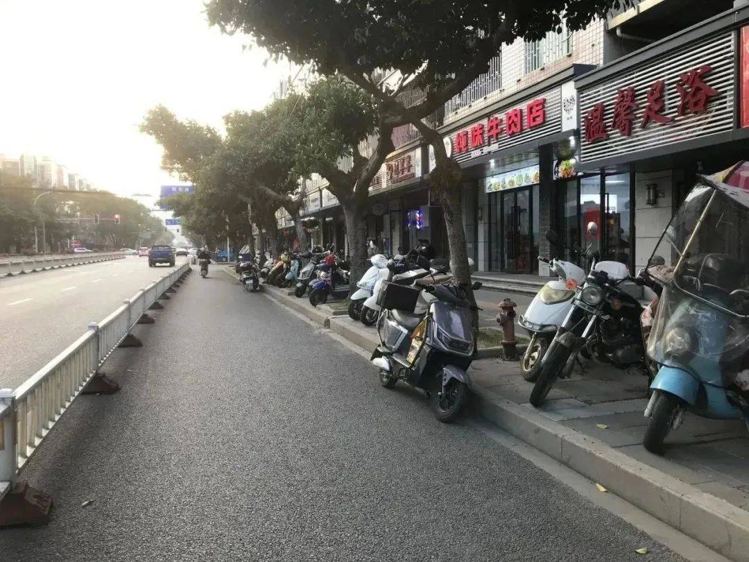 吳航路存在垃圾亂扔現象民主街存在流動攤販佔道經營現象鶴上中學公交