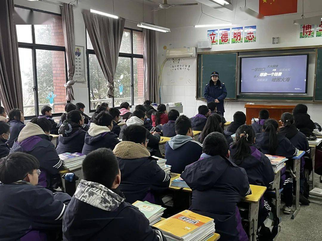 大队为桑海中学的师生们准备了一堂别开生面的消防安全"开学第一课"