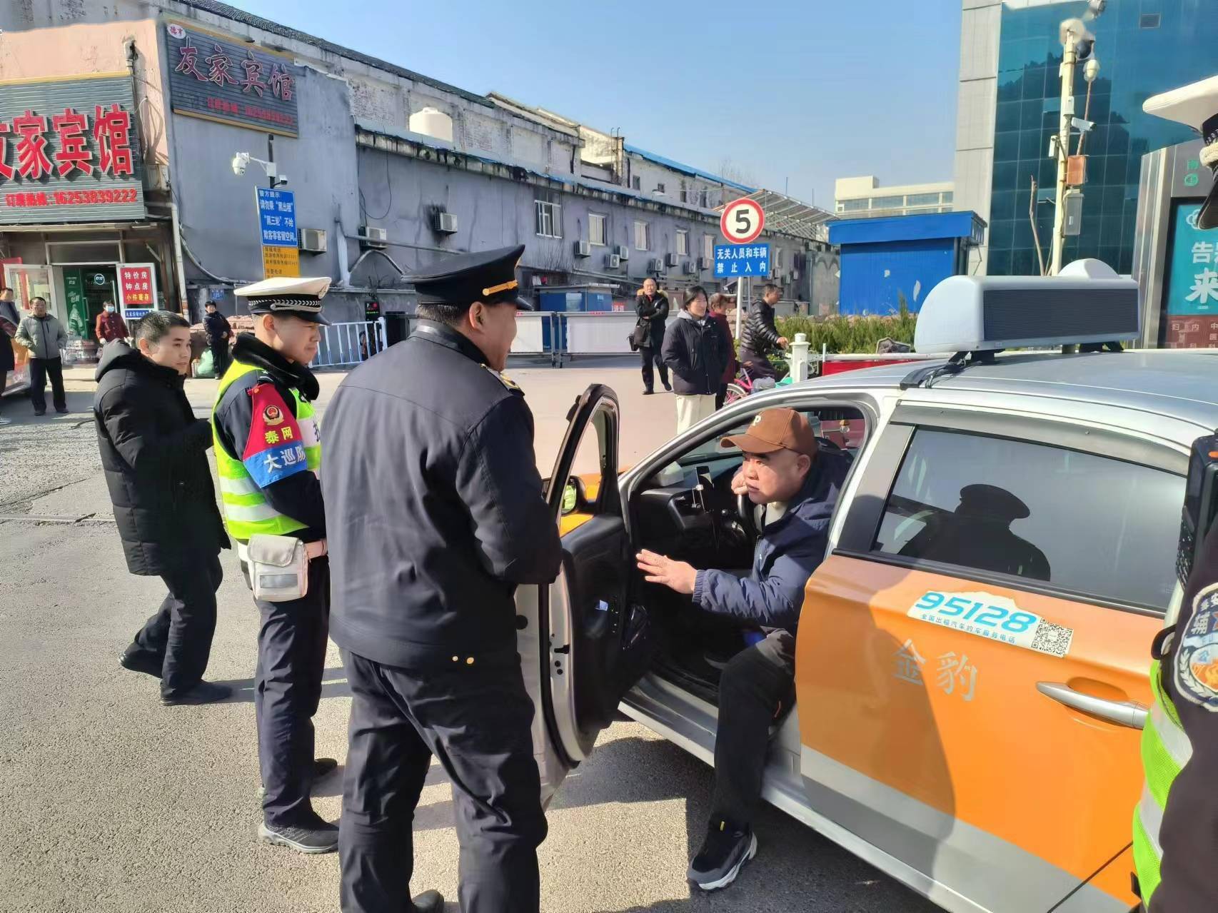 "交警 交通"联勤联动开展网约车行业专项整治_营运_违规_执法人员