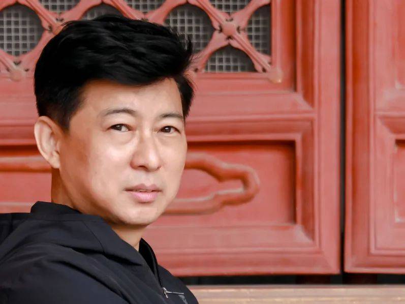 祝勇,男,1968年生于辽宁沈阳,祖籍山东菏泽.