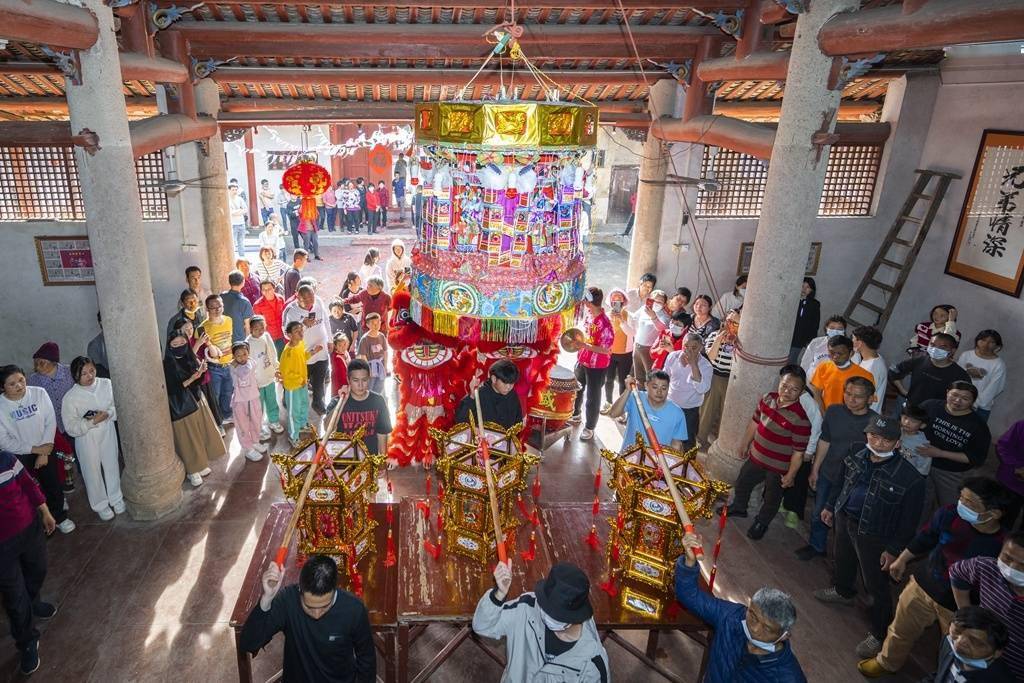 南方日报记者 何森垚 摄"从元宵赏灯,可以看出梅州客家人对人丁兴旺的