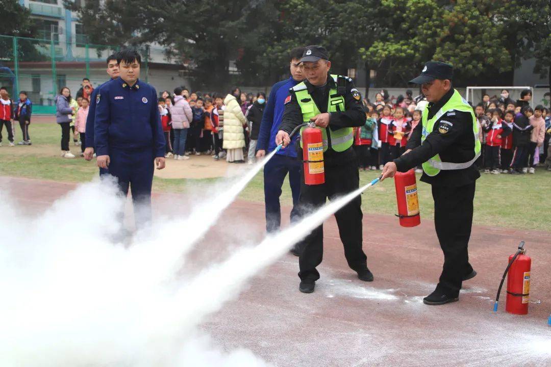 下朗小学红十字会举行消防应急安全疏散演练_进行_知识_灭火器