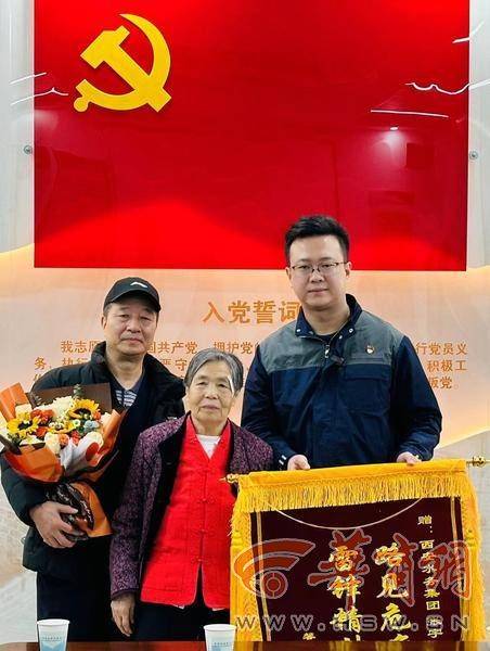 西安小伙送受伤老人就医后默默离开 老人找到他当面致