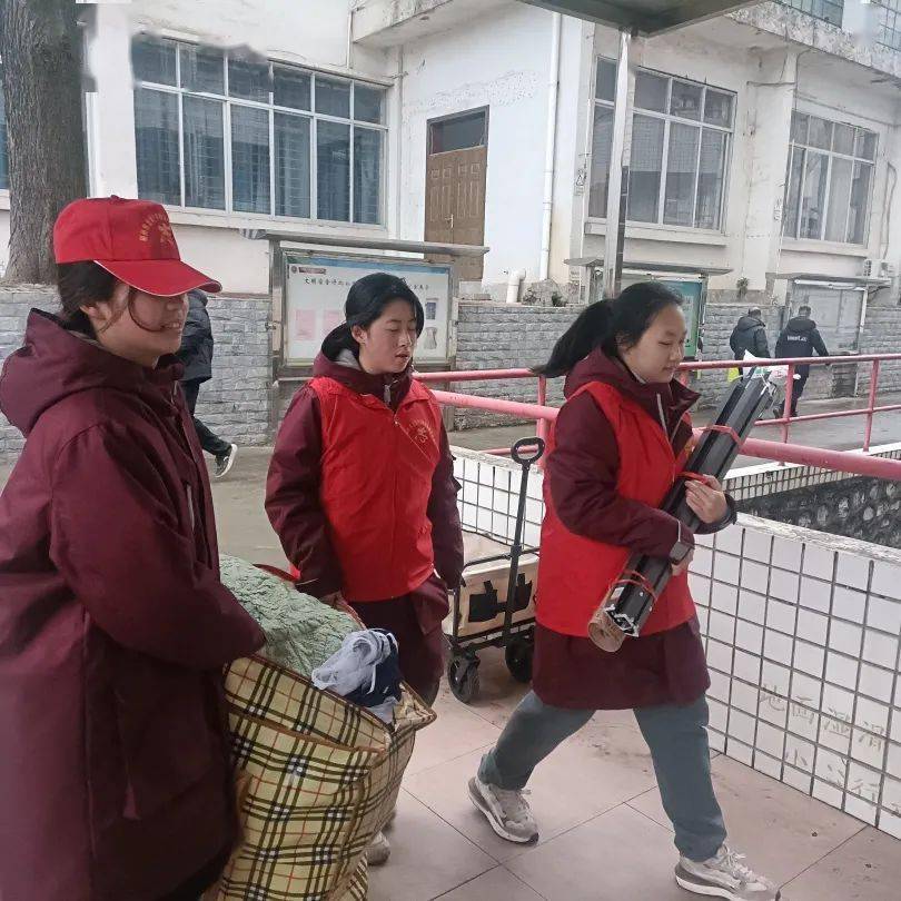 志愿服务暖人心,"青"力而为护开学 | 柳州市龙城中学开展2024年春季新