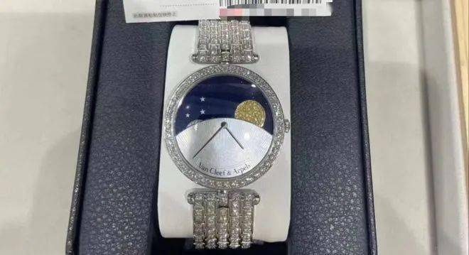 第一次拿的是"梵克雅宝"手表.