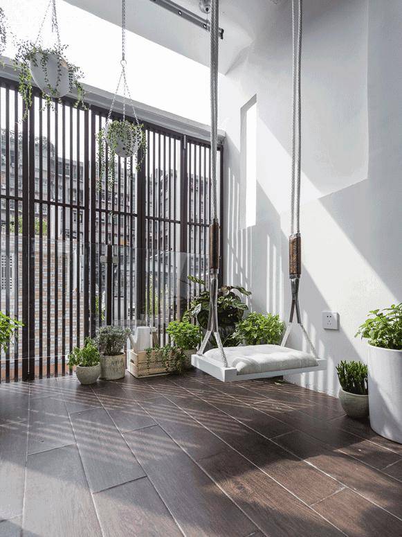 已经显示老化状态,除了对墙面进行修复处理,同时设计一个格栅折叠门