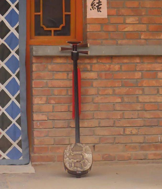 贤孝主要伴奏乐器是"三弦琴",又叫"弦子".