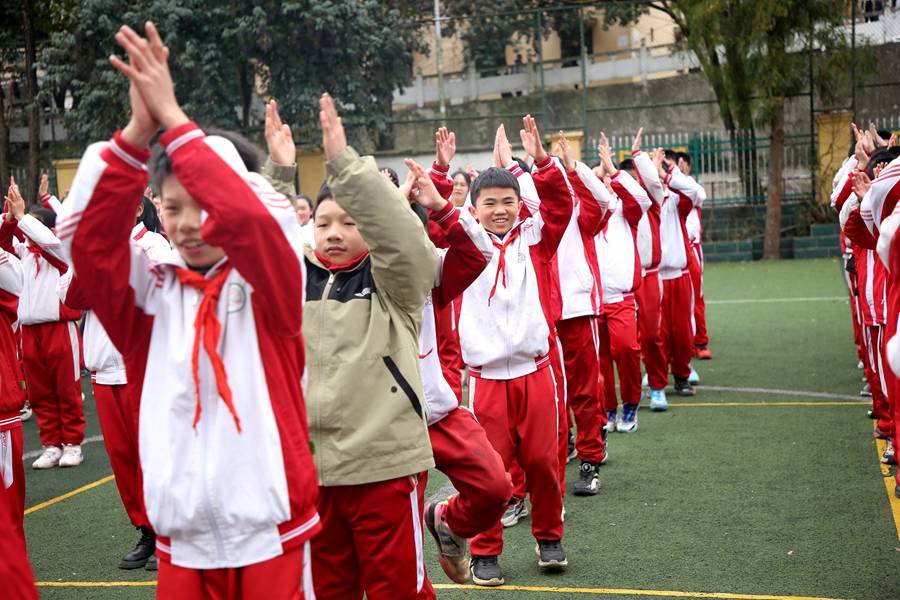 跳舞,拔河,骑"毛毛虫"……凯里八小高年级学子开学第一天花式"减压"