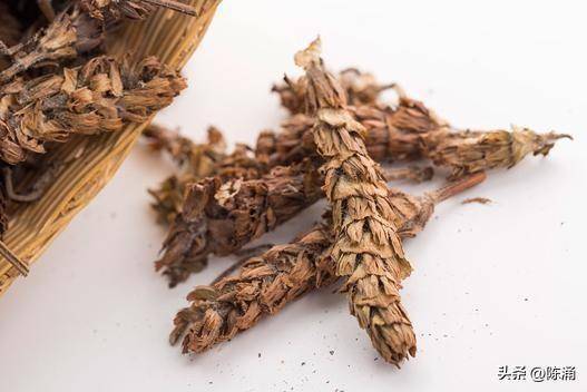 饮食建议使用清热祛湿解毒的食材,如牛蒡根,苦瓜,莴苣,夏枯草,绿豆