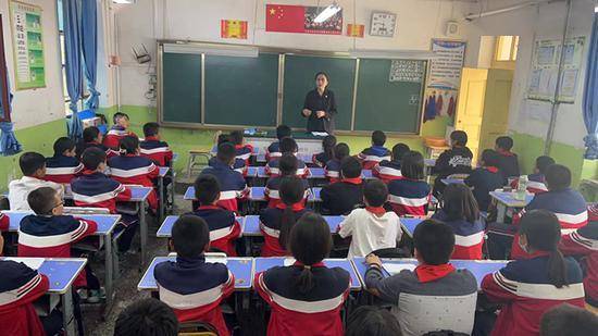 皮山县人民法院法治副校长阿布拉江·买买提前往皮亚勒玛乡中心小学