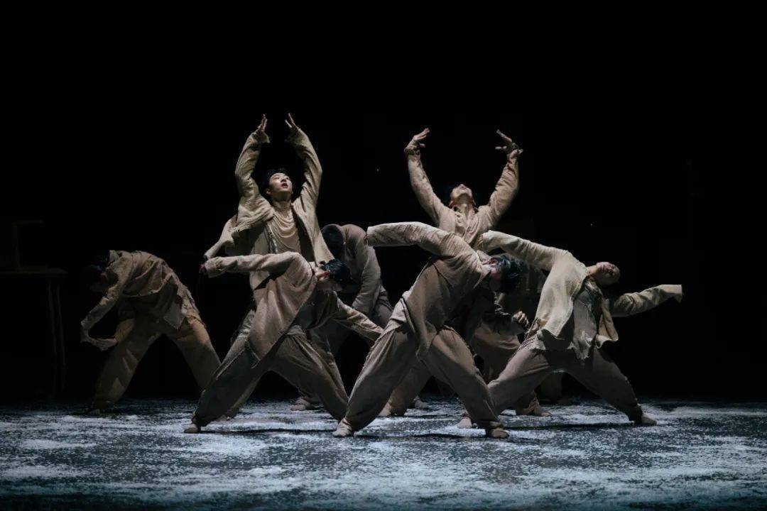 《乘风2023》初舞台"跳哭"姐姐们的谢欣,这次用《静地回升》讲述自己