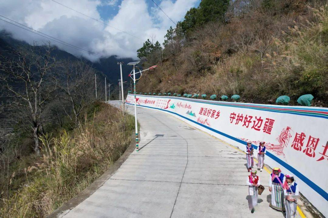 乡村振兴 | 怒江州贡山县捧当乡:和美乡村墙绘扮靓怒的家园_村庄_闪当