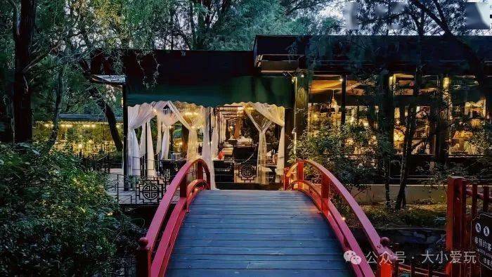 红砖美术馆马路对面有家开了很久的果园西餐厅,名气很大,尤其受歪果仁