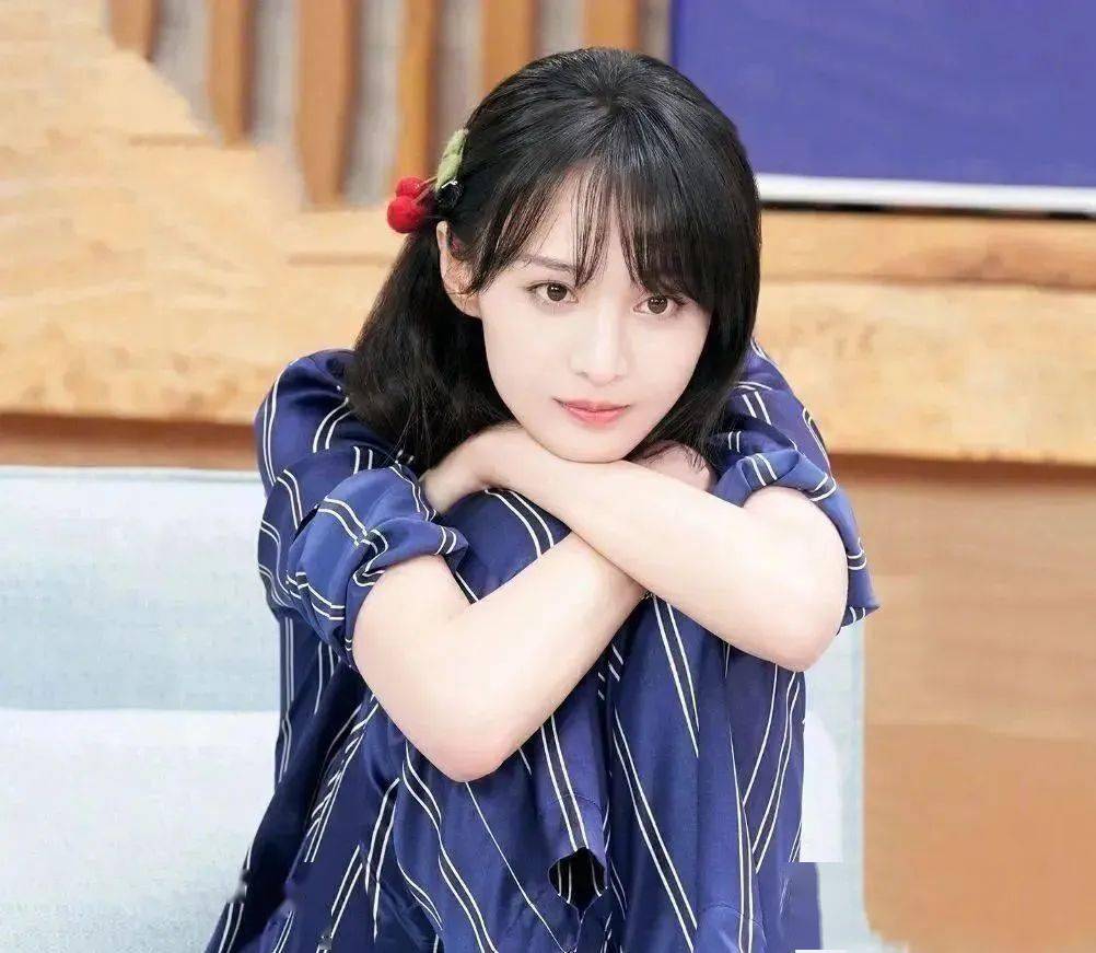 2021年4月26日,郑爽前男友张恒在其微博公布的视频中曝料,称郑爽通过